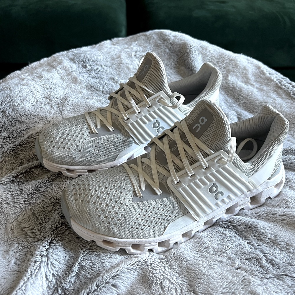 ON Cloud Cloudswift running shoes in white & gray 8.5